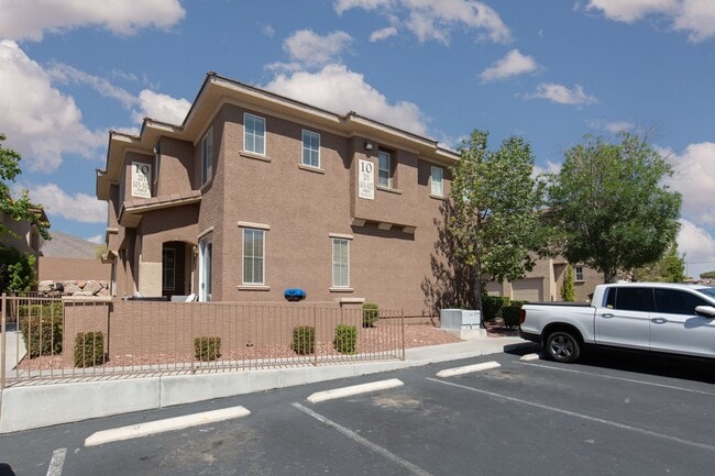 Building Photo - NW townhome with 2 car garage in gated community.