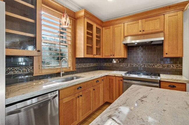 Photo - 100 NE Ivy St