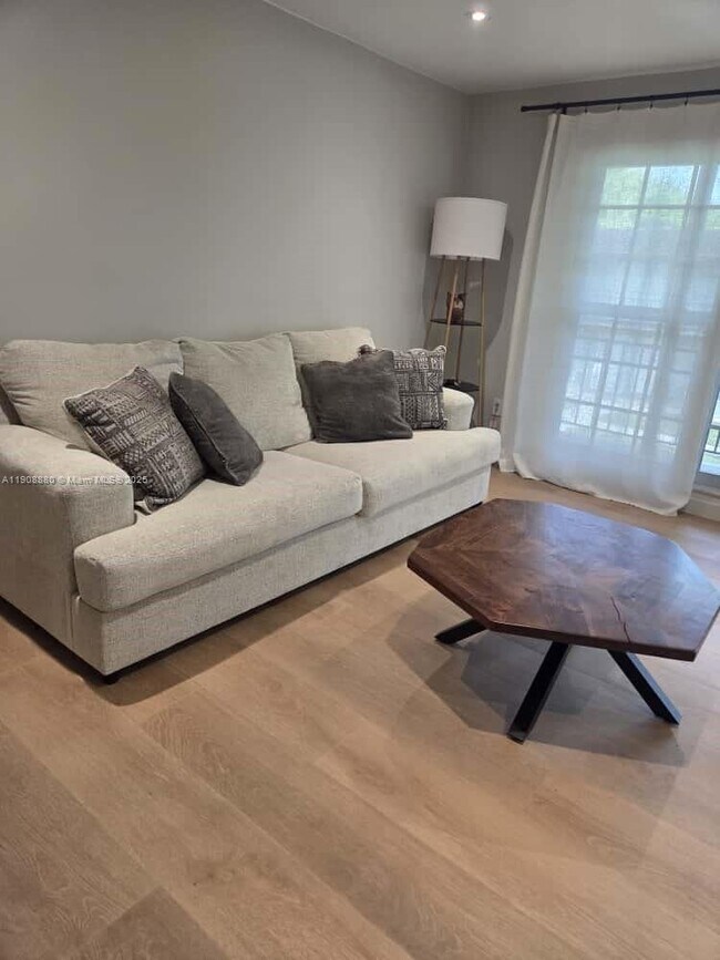 Photo - 10824 N Kendall Dr Unidad S28