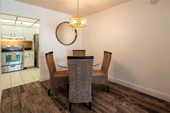 Building Photo - 2625 Collins Ave Unit 502