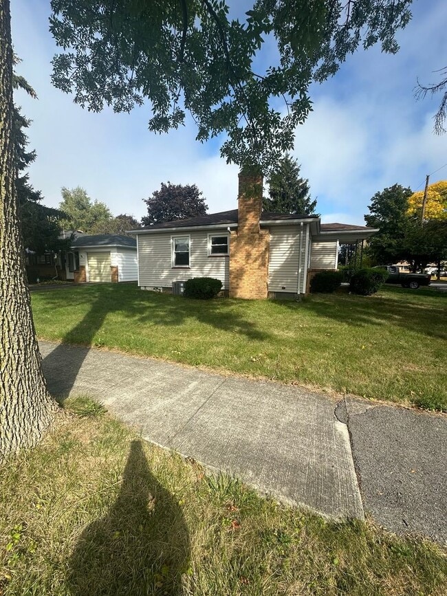 Photo - 2 Bed/1.5 Bath Home For Rent on Cynthia Lane - FIRST MONTH FREE WITH 13 MONTH LEASE!