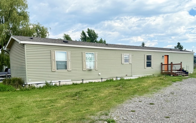 Building Photo - 3 Bed 2 Bath Mobile Home on Half Acre in South Kalispell