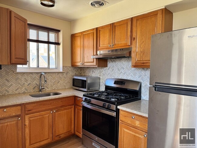 Photo - Newly Renovated 2 bedroom apartment spanni... Unit 3
