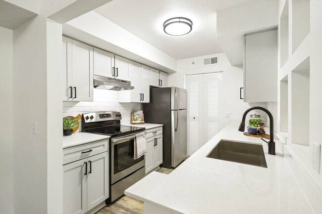 Halston Lakeside 2x2 B1U -1 - Halston Lakeside