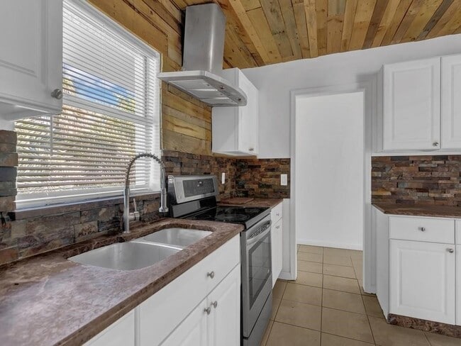 Photo - 703 5th Pl SW