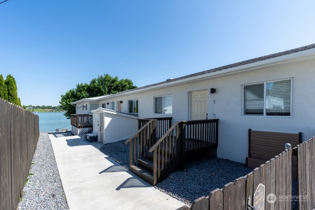 3013 W Lakeside Dr