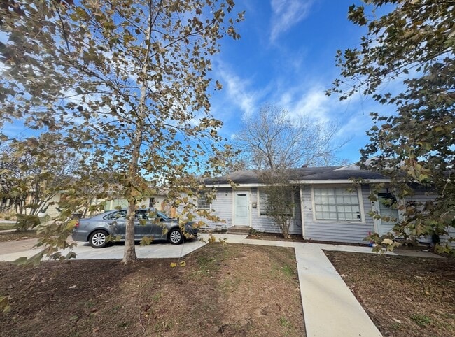 Photo - 405 Botts St