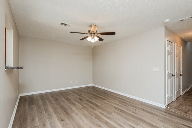 Photo - 602 Nixon Way