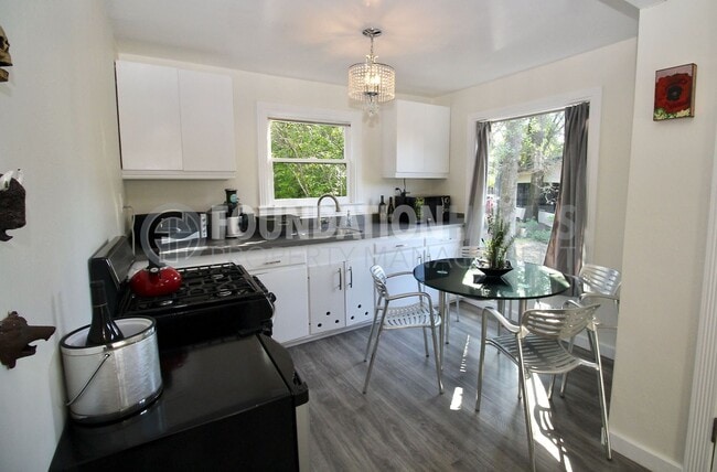 Photo - Creative Cottage Retreat – Near Downtown San Anselmo- Music Studio - A/C - FOUNDATION