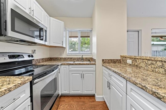 Building Photo - 404 SE 16th St Unit 1