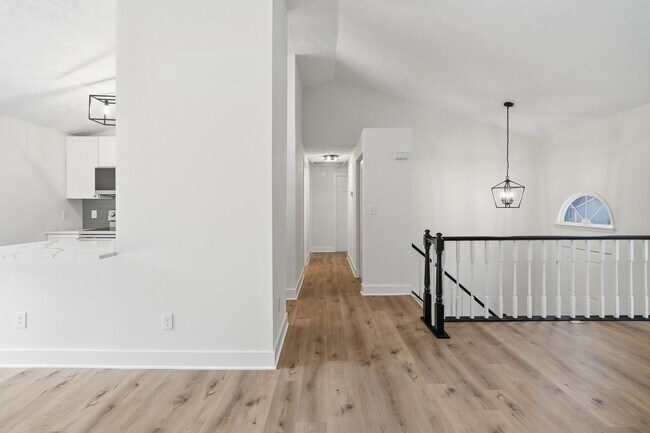 Photo - 202 Leslie Ct