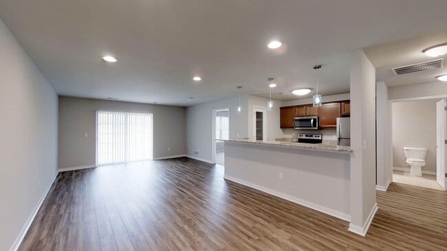 Building Photo - Condo Style Lower 1 Bedroom 1 Bathroom Apartment is Available Unit 21