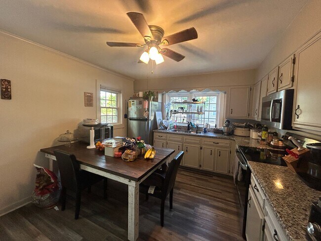 Photo - 110 Martin St