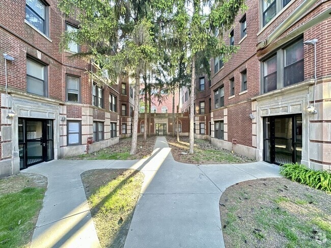 Building Photo - 7008 N Paulina St Rental