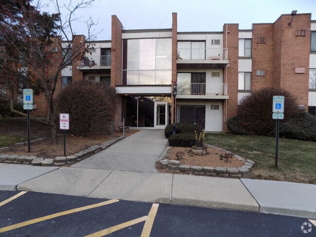 Building Photo - 300 W Fullerton Ave Unit 128 Rental