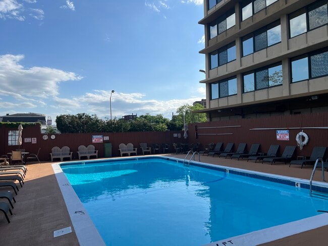 Building Photo - 70 Southbridge St Unit 503