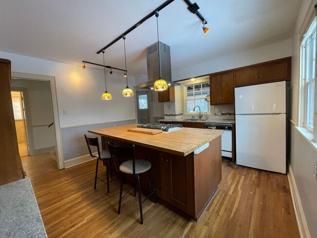 Photo - Timeless Spacious 3br + Den/2ba Edina Home w/Hardwood Floors, Large Yard, 2 Car Garage