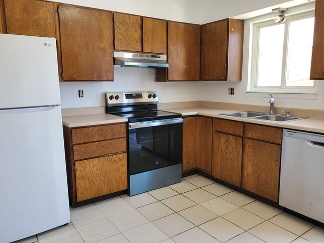 Photo - Townhome (end unit) with 2 bedrooms, 1.5 bath