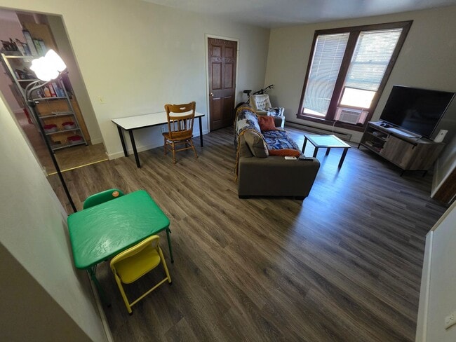 Building Photo - 422 Superior St Unit 2 Rental