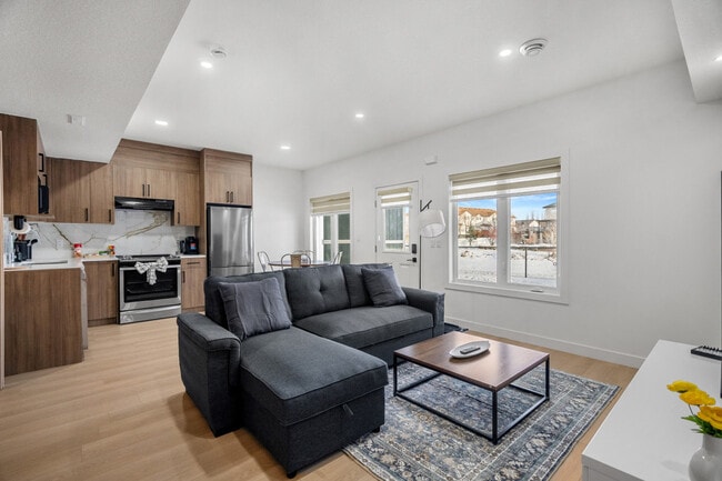 Building Photo - 142 Canoe Crescent SW