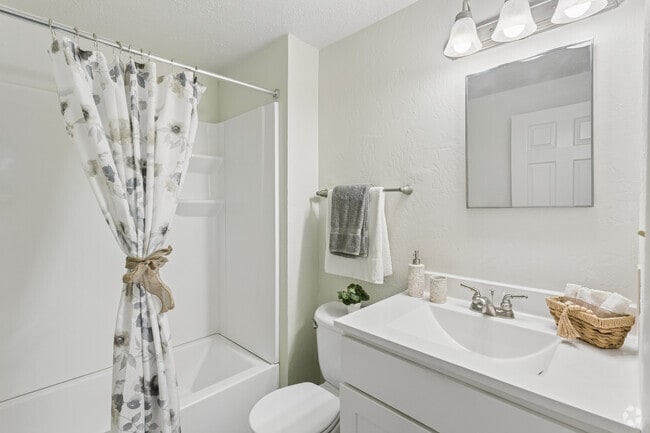 2BR, 1BA - 925SF - Bathroom
