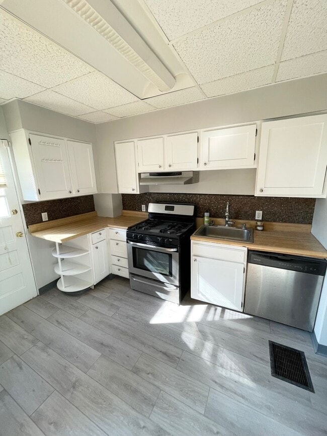 Photo - Newly Remodeled 3 Bedroom, 1.5 Bathroom in Brentwood- Basement Bar and Central Air!!
