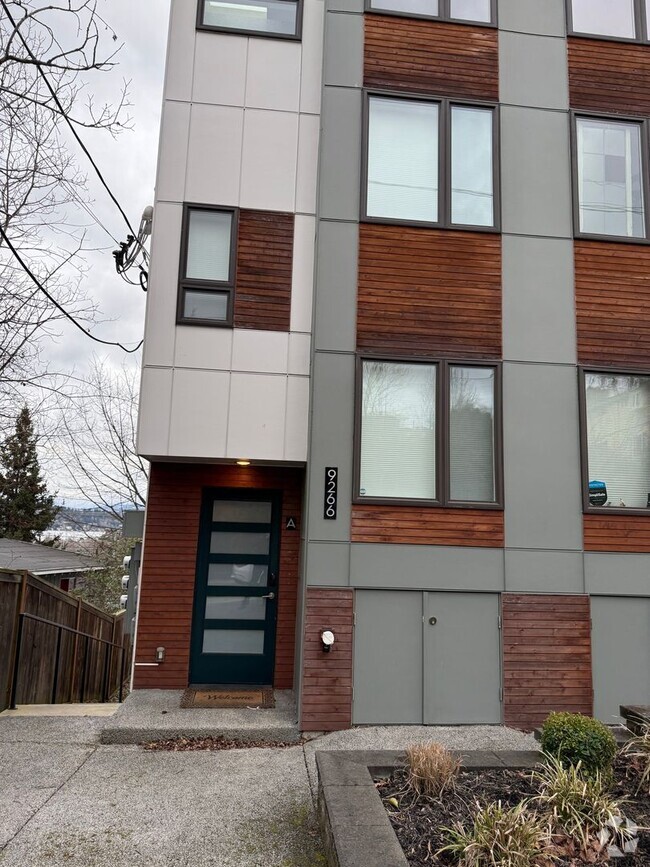 Building Photo - Modern 2-Bedroom Townhome in the Heart of ...