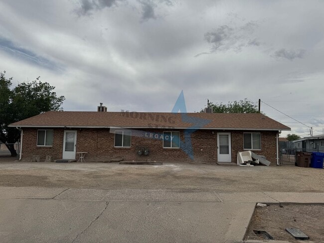 Building Photo - Cute 2-Bedroom Duplex