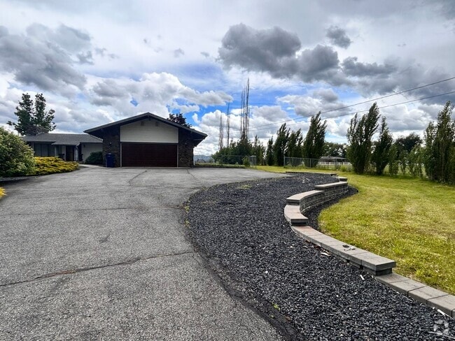 Building Photo - Unique 3 Bed, 2.5 Bath Rancher w/ Huge Yar... Rental