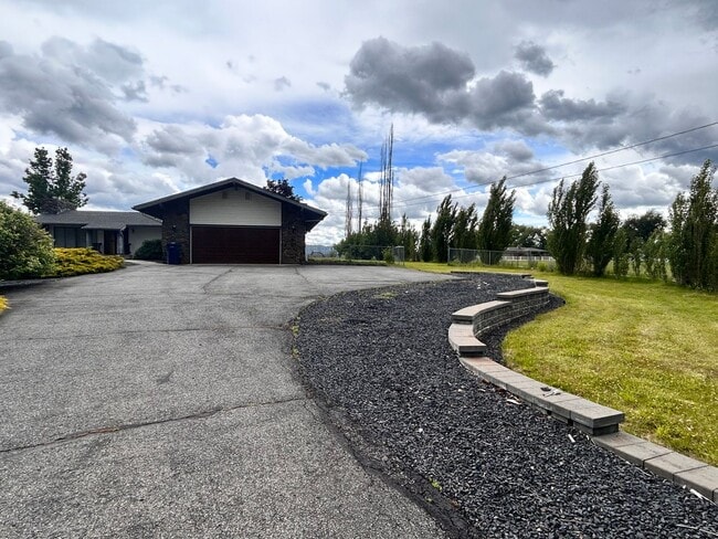 Building Photo - Unique 3 Bed, 2.5 Bath Rancher w/ Huge Yar... Rental