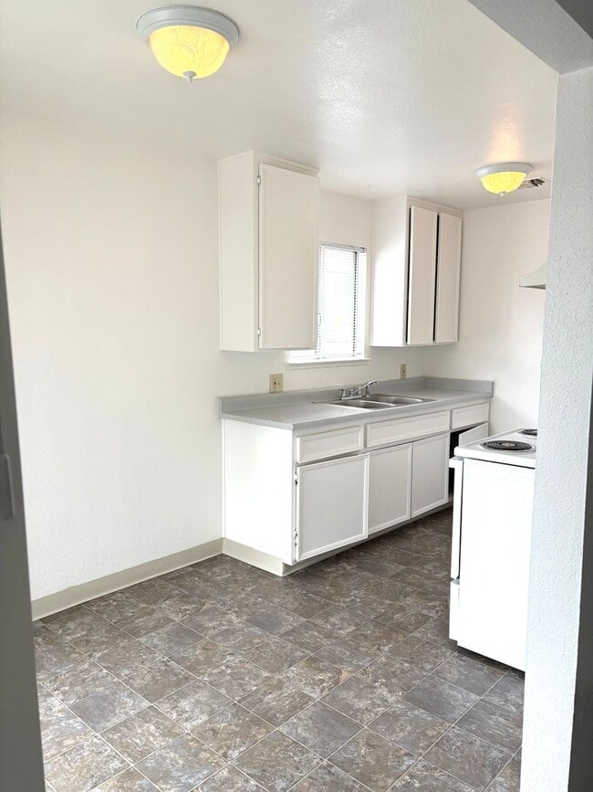 ? 2 Bed / 1 Bath Upstairs Apartment – Avai... - ? 2 Bed / 1 Bath Upstairs Apartment – Avai... Unidad D