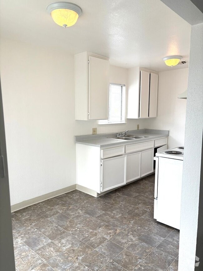 Building Photo - ? 2 Bed / 1 Bath Upstairs Apartment – Avai... Unit D