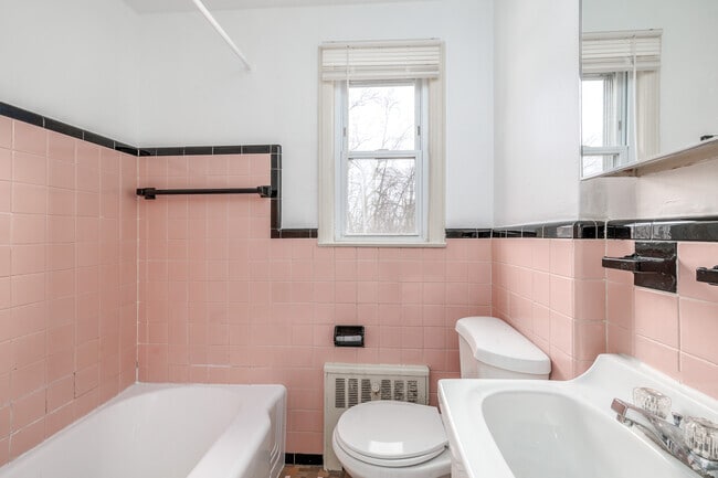 2BR, 1BA - 780SF - Bathroom