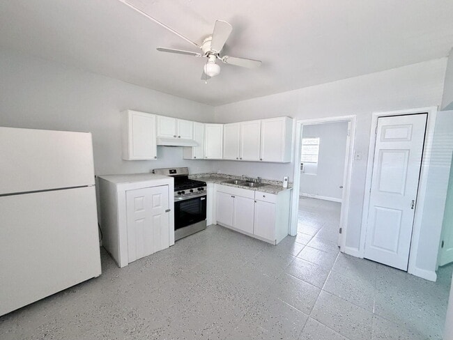 "Charming 2-Bed Oasis in West Palm Beach"