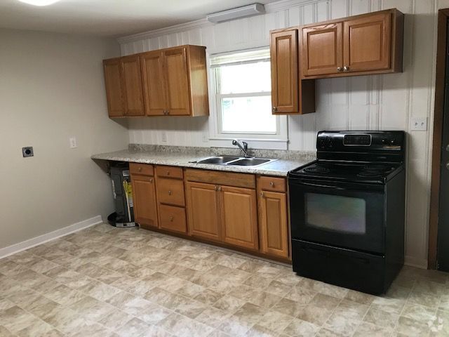Building Photo - 5615 Lakeside Trl Rental