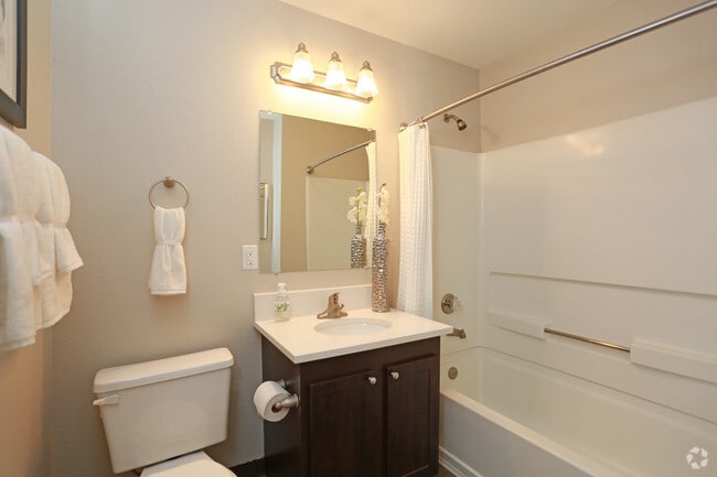 2BR, 2BA - 1052 SF - Altitude