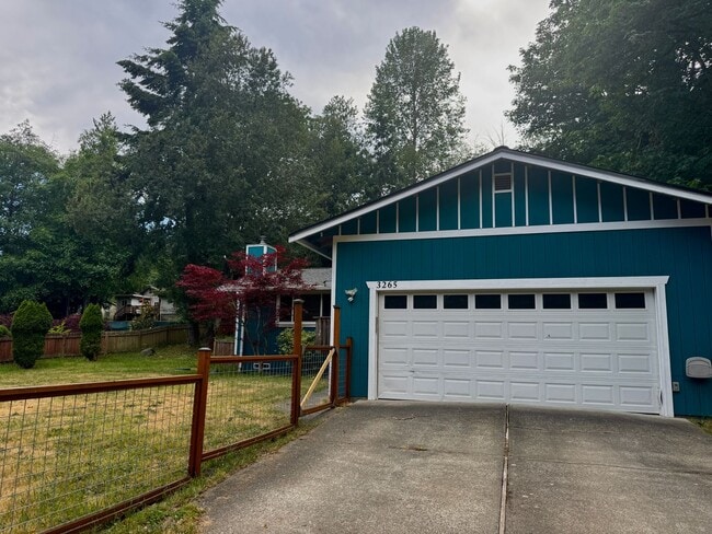 Building Photo - East Bremerton rambler with huge fenced yard...now available