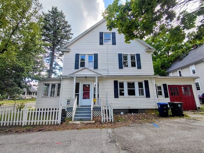 Building Photo - Three bedroom one bathroom home for rent