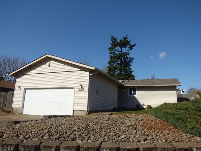 Building Photo - 3 Bed Home in South Salem