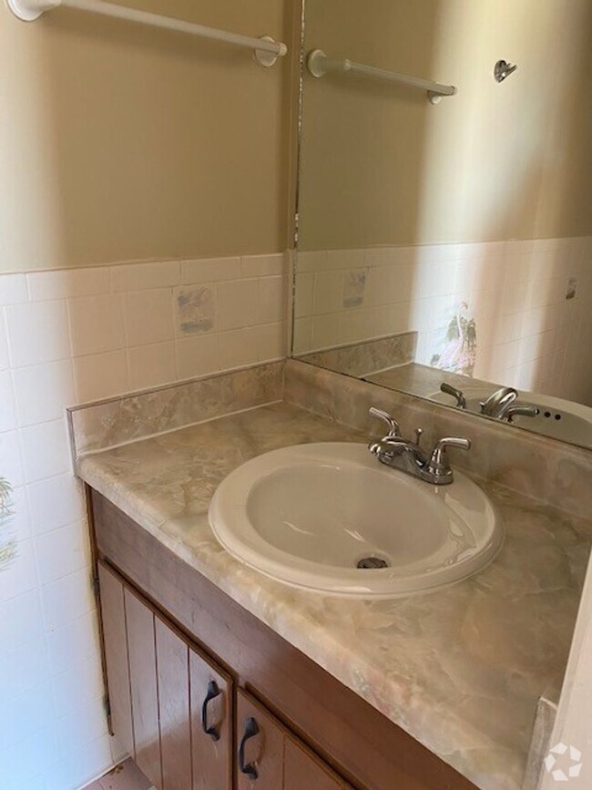 Building Photo - Cute 2 bedroom 1 1/2 bath townhome