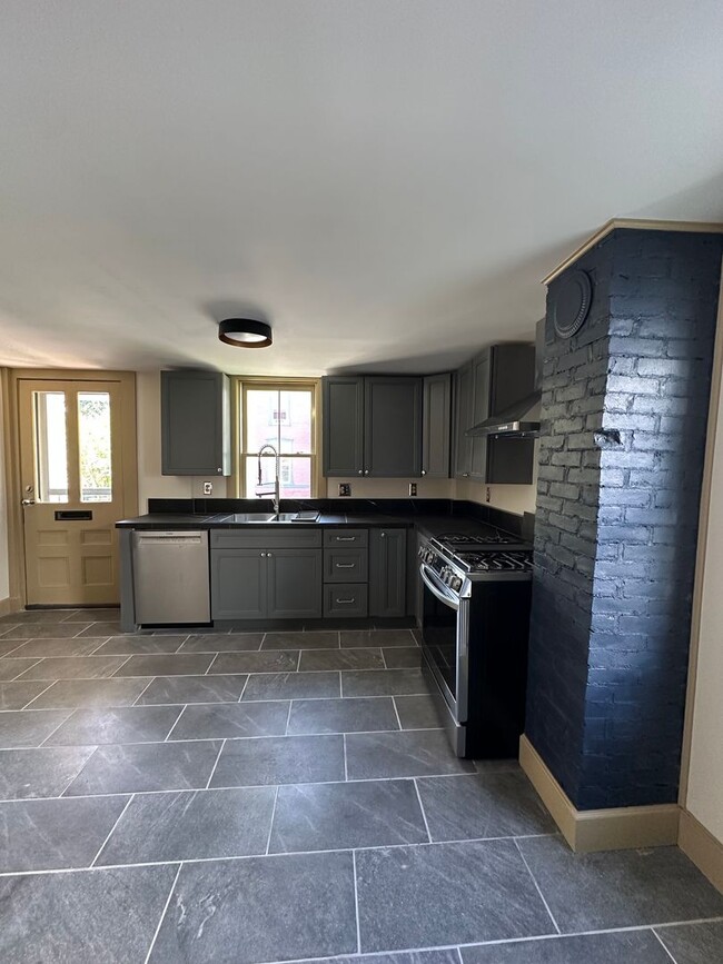 Photo - Dear Lover, LLC Unidad 15 South Maple