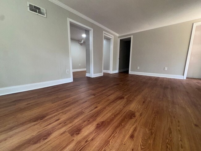 Building Photo - 308 W 5th St Unit 1