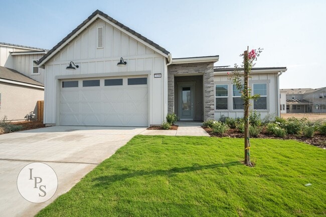 Building Photo - North Clovis Home, 3BR/2BA + Den/Possible 4th Bedroom - Lots of Amenities!