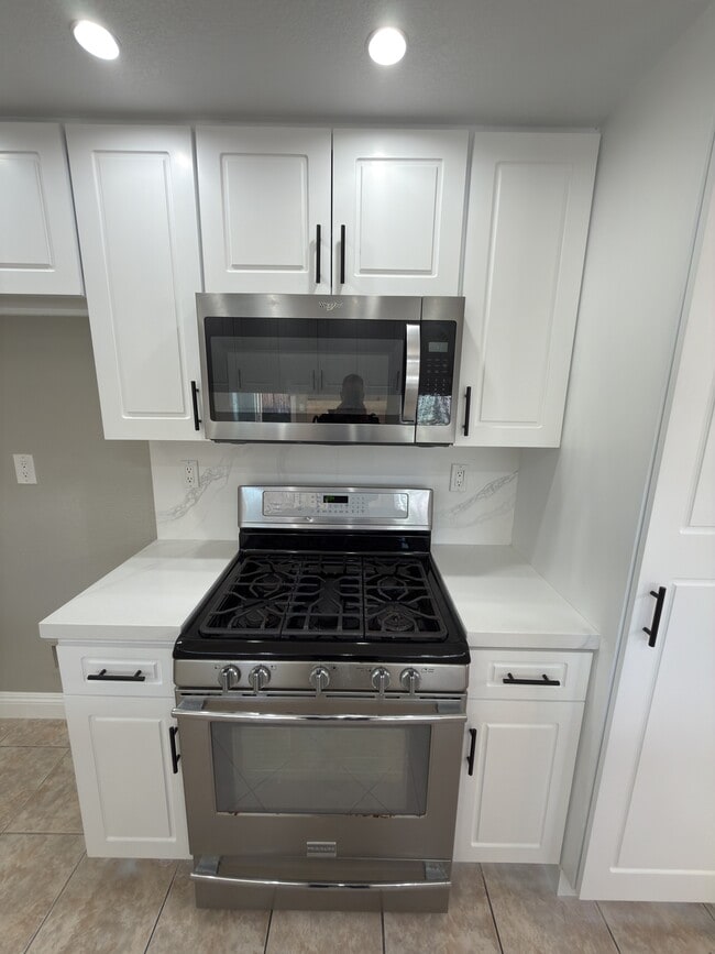 Kitchen - 2338 Langhorn St