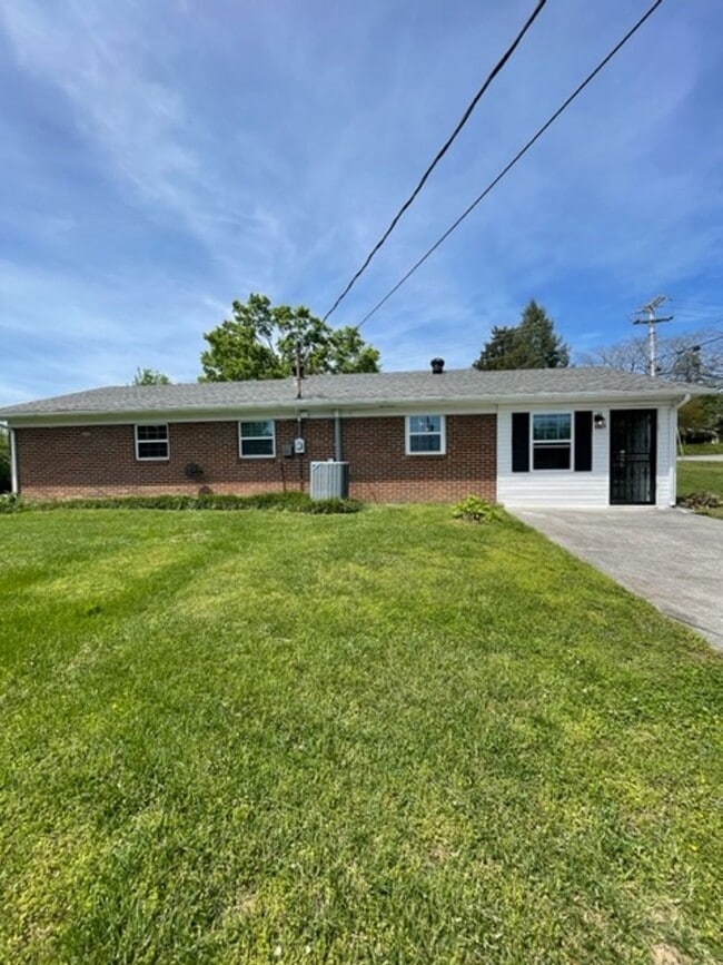 Photo - Maryville 37801 - 3 bedroom, 1.5 bath home - Contact Debra Johnson (865) 591-8281