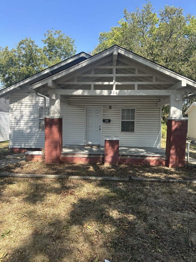 Building Photo - 926 E 7th St