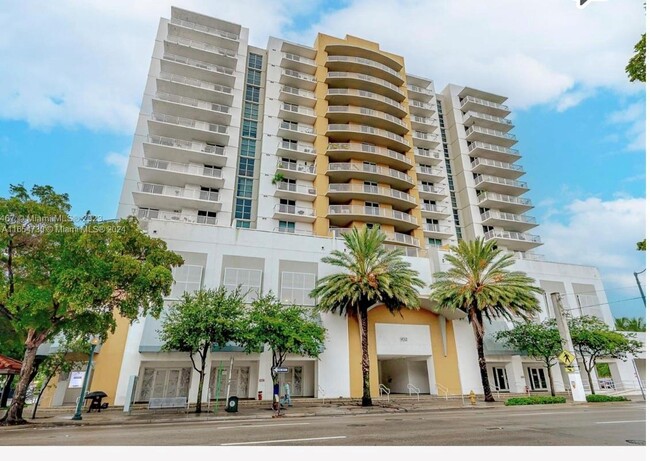 Photo - 900 SW 8th St Condominio Unidad 1102