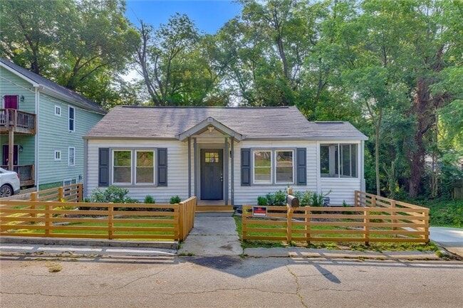 Building Photo - 845 Oak St NW