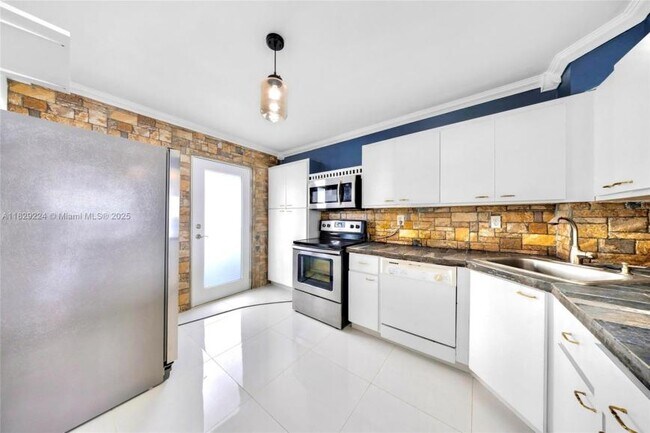 Building Photo - 2 bedroom in Miami FL 33179 Rental