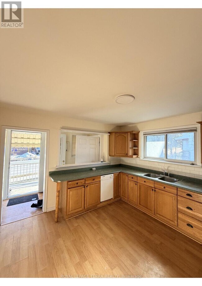 Photo - 114 Adelaide Ave E